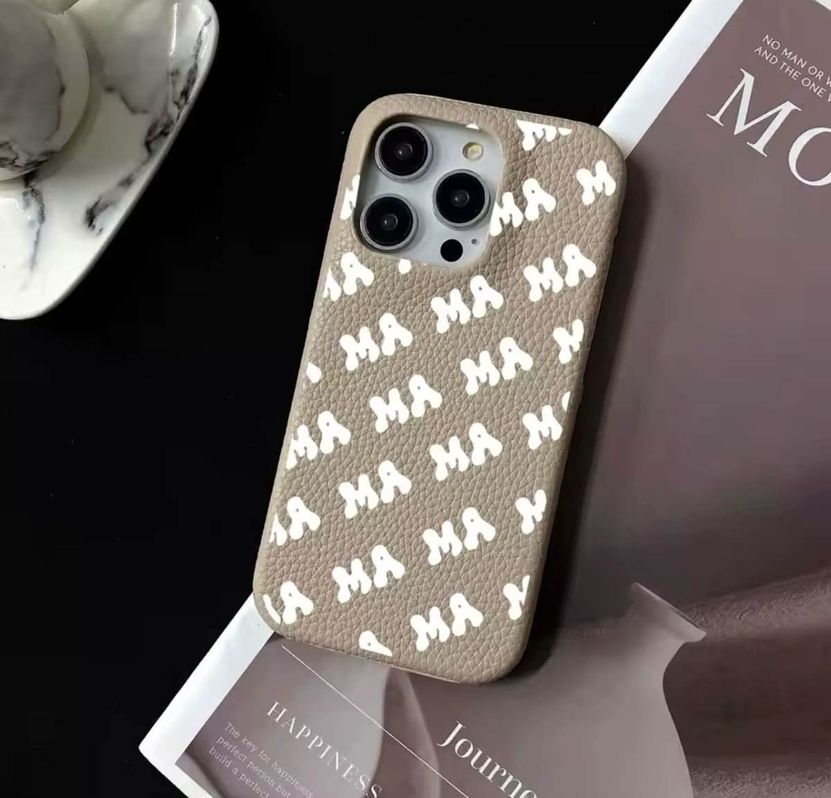 Funda para iPhone Eliot de Maison Caviar, protección elegante en color negro con textura de cuero.