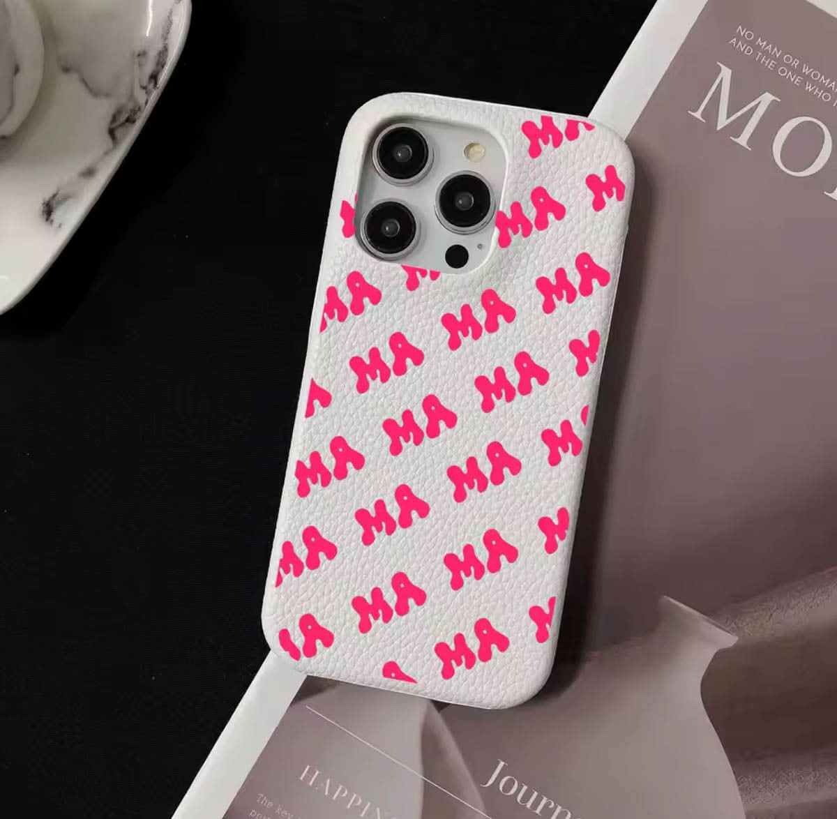 Funda para iPhone Eliot de Maison Caviar, protección elegante en color gris con textura de cuero auténtico.