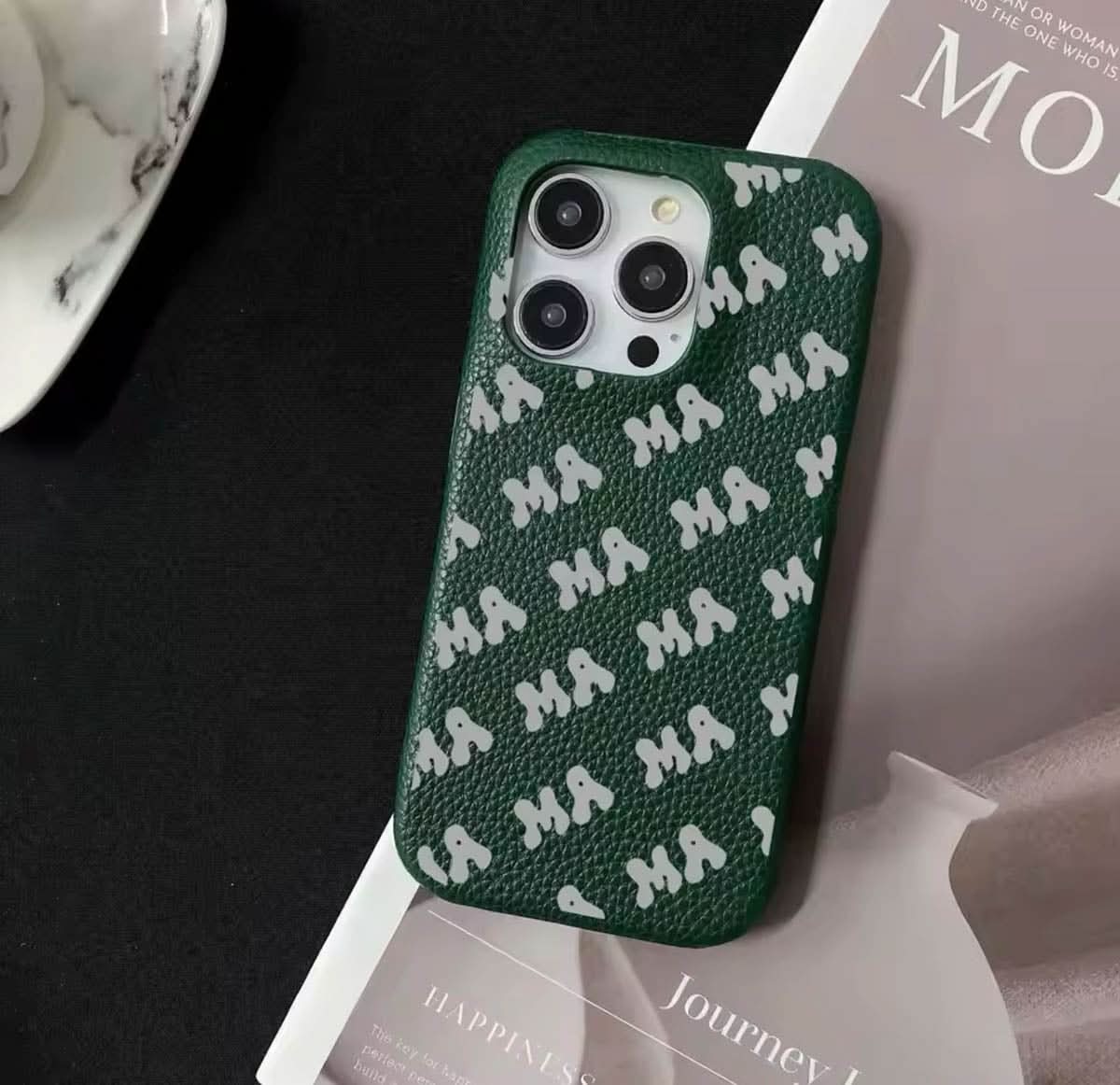 Funda para iPhone Eliot de Maison Caviar, protección elegante en color negro, con detalles de diseño sofisticados.