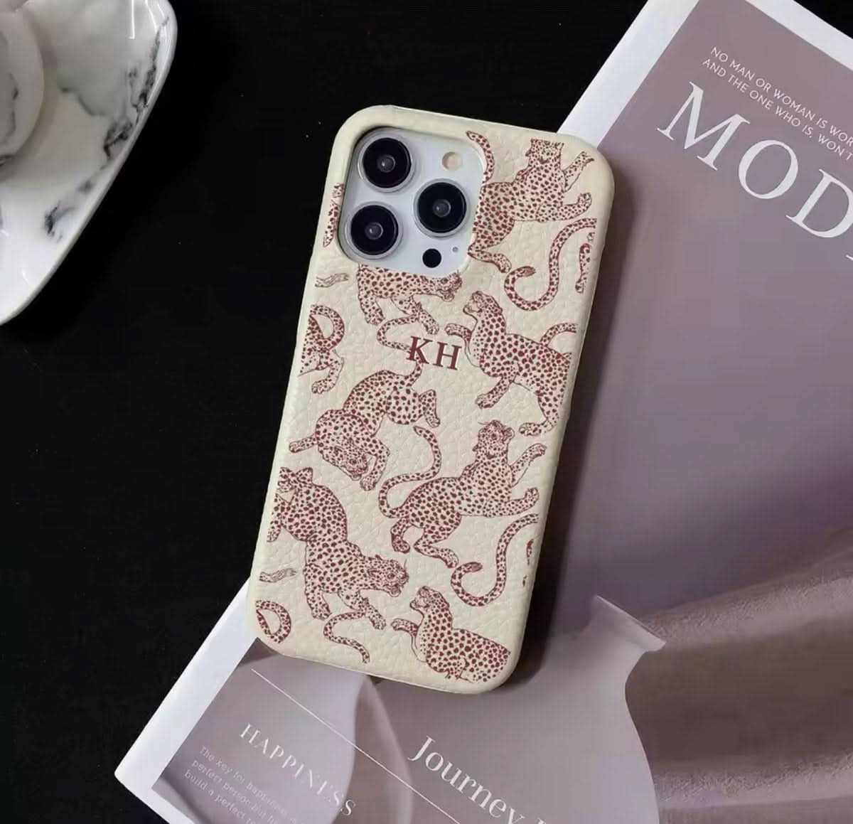 Funda para iPhone Maison Caviar Abby en material resistente, con diseño elegante y detalles sofisticados, ajustada para protección y estilo