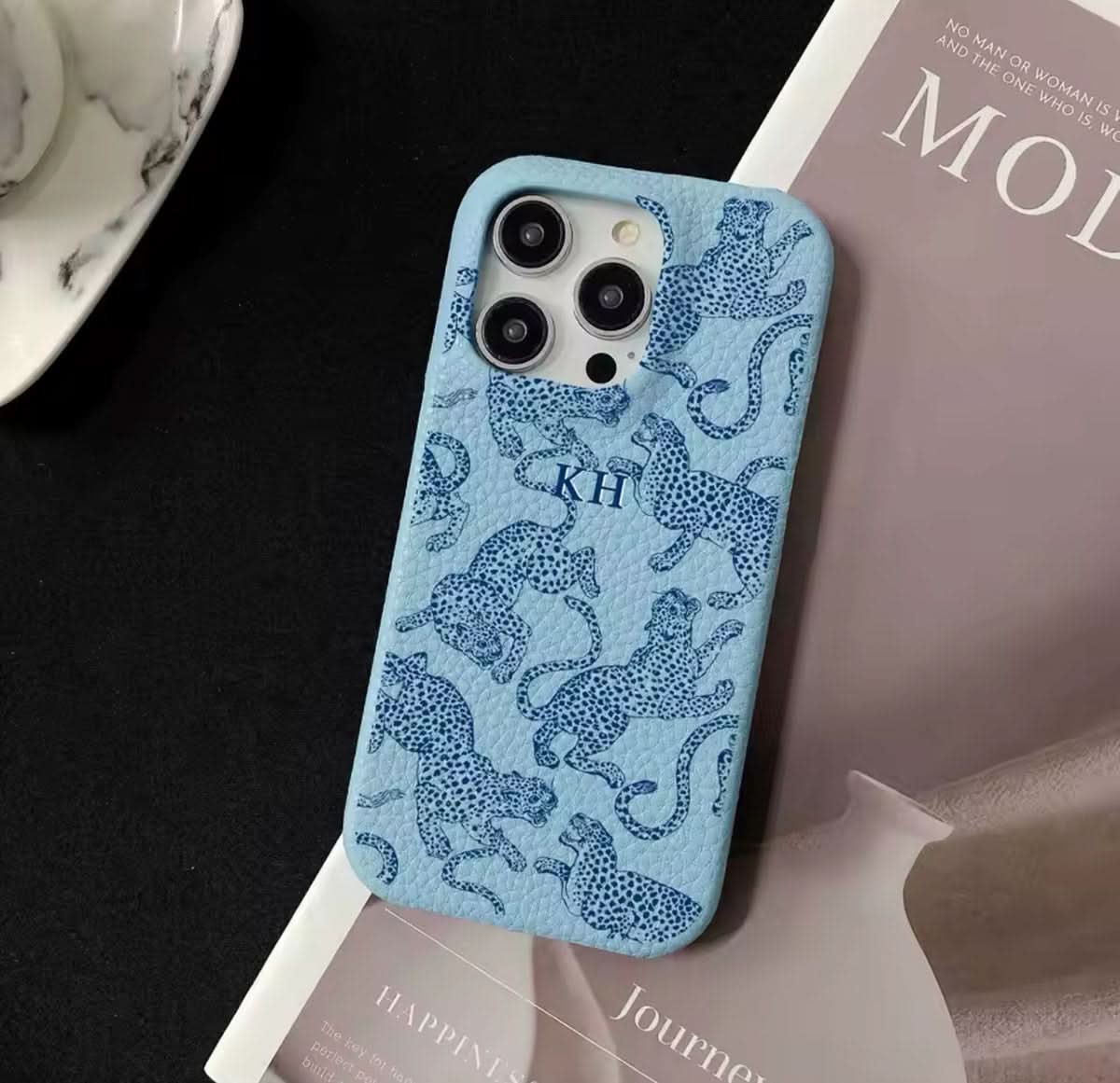 Funda para iPhone Abby de Maison Caviar, protección elegante con diseño en la parte trasera, en color neutro.