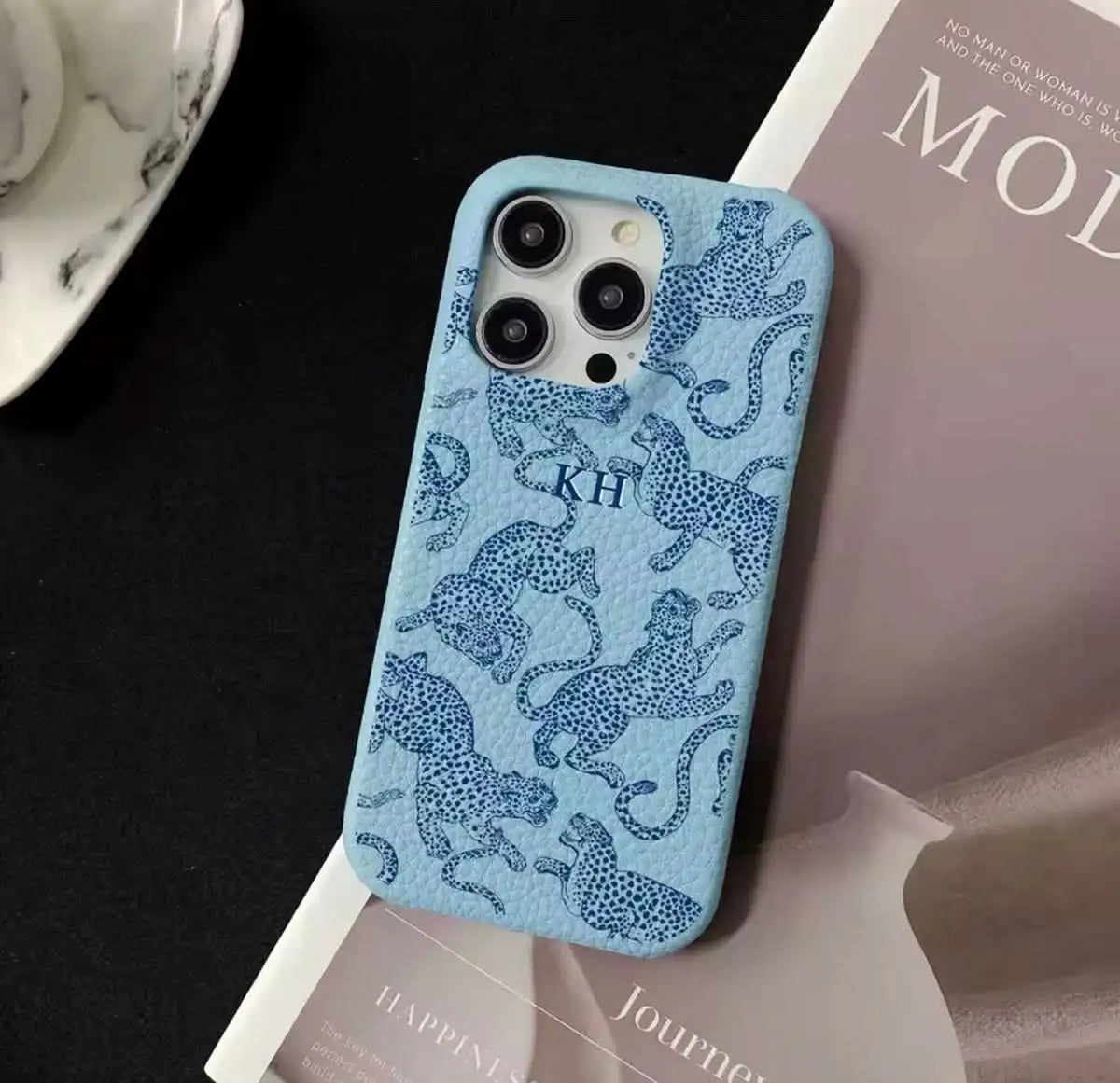 Funda para iPhone Abby de Maison Caviar, protección elegante con diseño en la parte trasera, en color neutro.