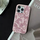 Funda para iPhone Abby de Maison Caviar, protección elegante en material resistente, con diseño sofisticado y acabado de alta calidad.