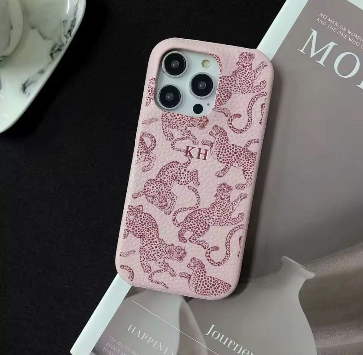 Funda para iPhone Abby de Maison Caviar, protección elegante en material resistente, con diseño sofisticado y acabado de alta calidad.