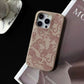 Funda para iPhone Abby de Maison Caviar, protección elegante en material duradero, con diseño moderno y acabado en color neutro.