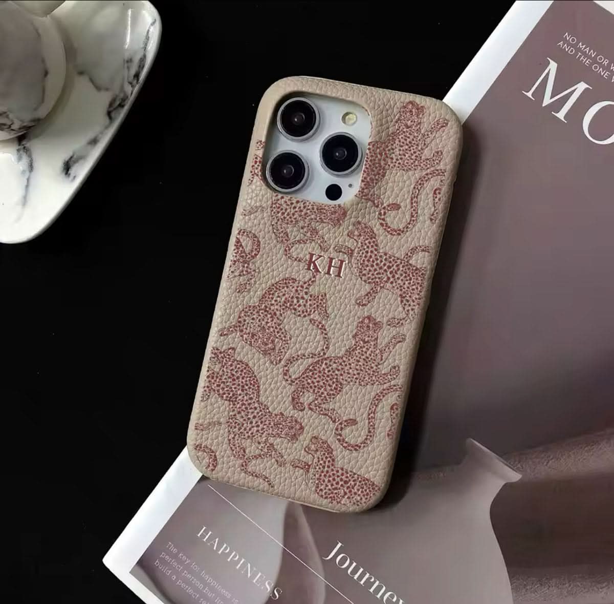 Funda para iPhone Abby de Maison Caviar, protección elegante en material duradero, con diseño moderno y acabado en color neutro.