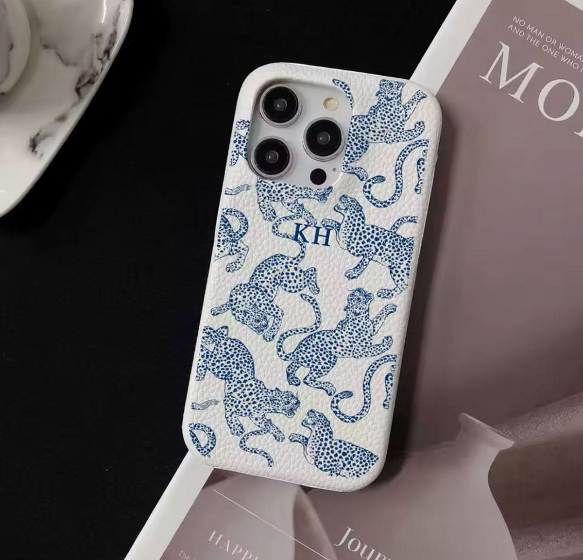 Funda para iPhone Abby de Maison Caviar, protección elegante en color negro con detalles de textura suave.