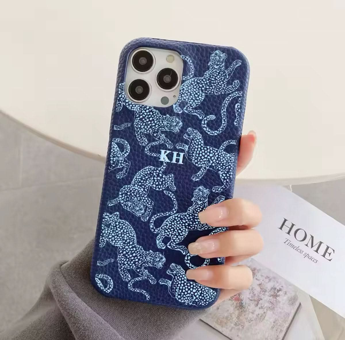 Funda para iPhone Maison Caviar Abby, protección elegante y resistente con diseño moderno, vista frontal en la imagen.