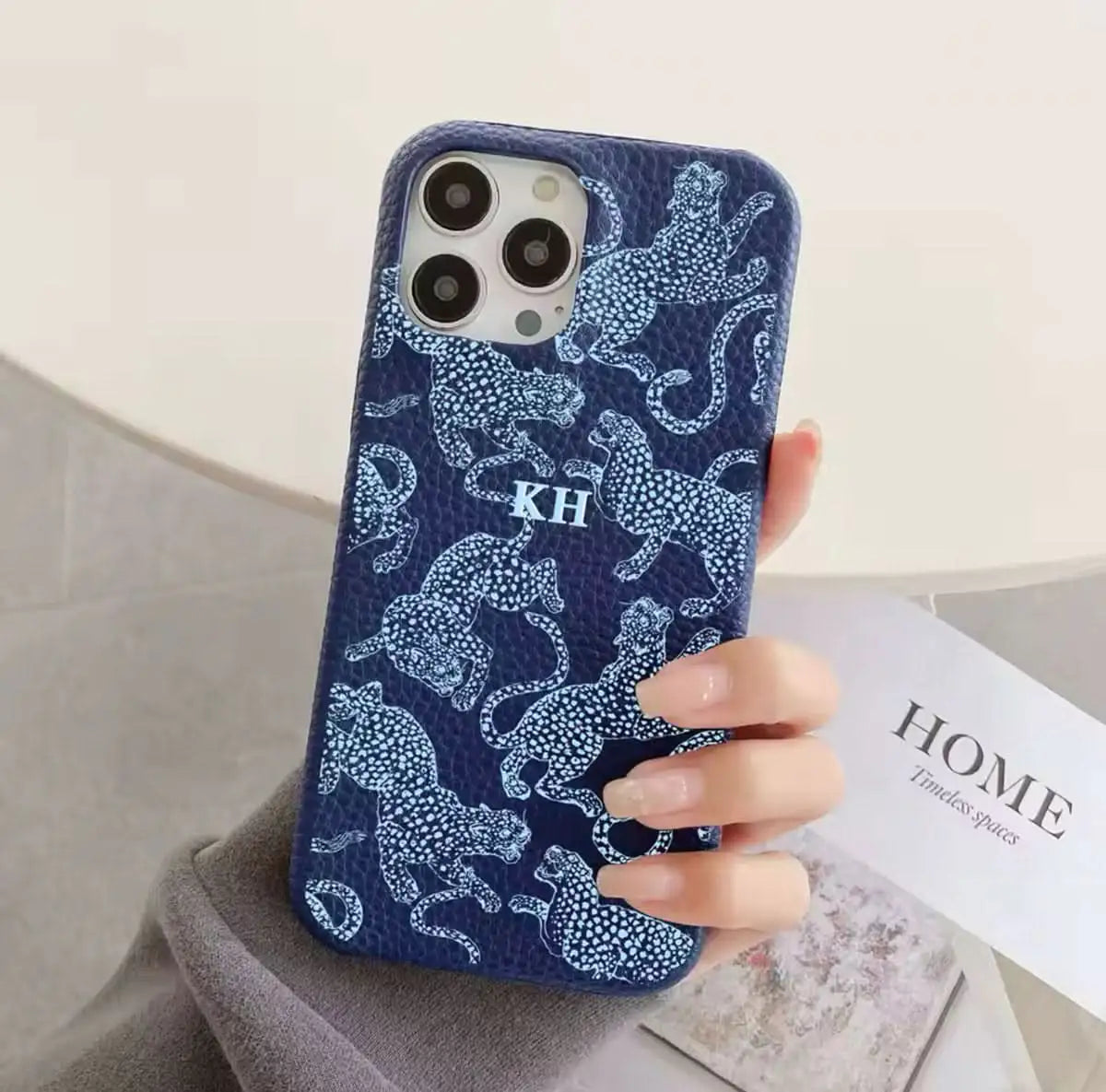 Funda para iPhone Maison Caviar Abby, protección elegante y resistente con diseño moderno, vista frontal en la imagen.