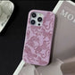 Funda para iPhone Abby de Maison Caviar, protección elegante en material resistente, vista frontal con detalles del diseño.