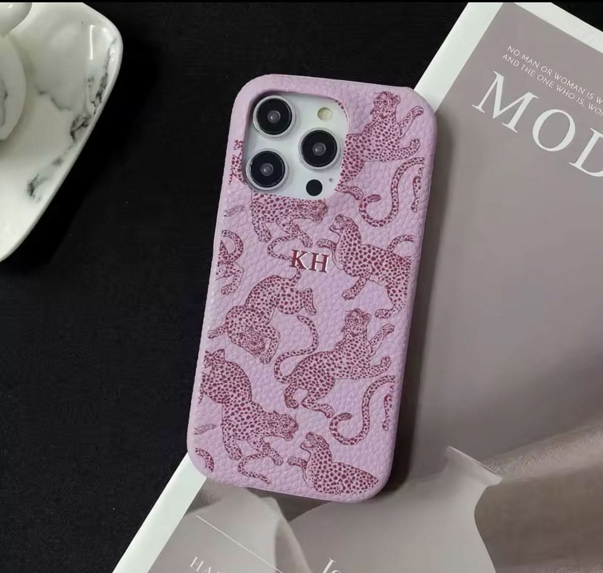 Funda para iPhone Abby de Maison Caviar, protección elegante en material resistente, vista frontal con detalles del diseño.