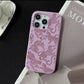 Funda para iPhone Abby de Maison Caviar, protección elegante en material resistente, vista frontal con detalles del diseño.