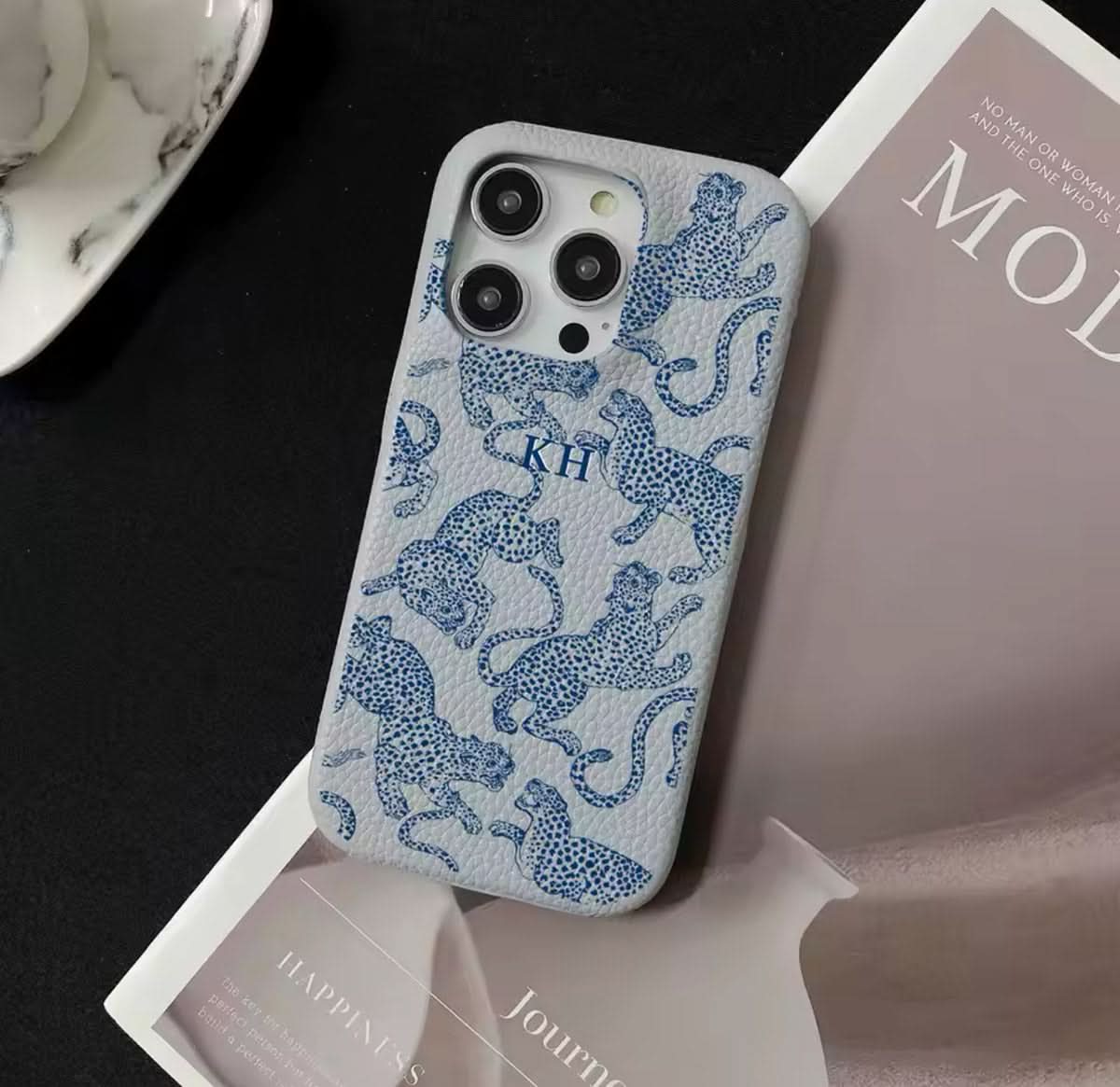Funda para iPhone Maison Caviar Abby, protección de alta calidad con diseño elegante, visible en la imagen.