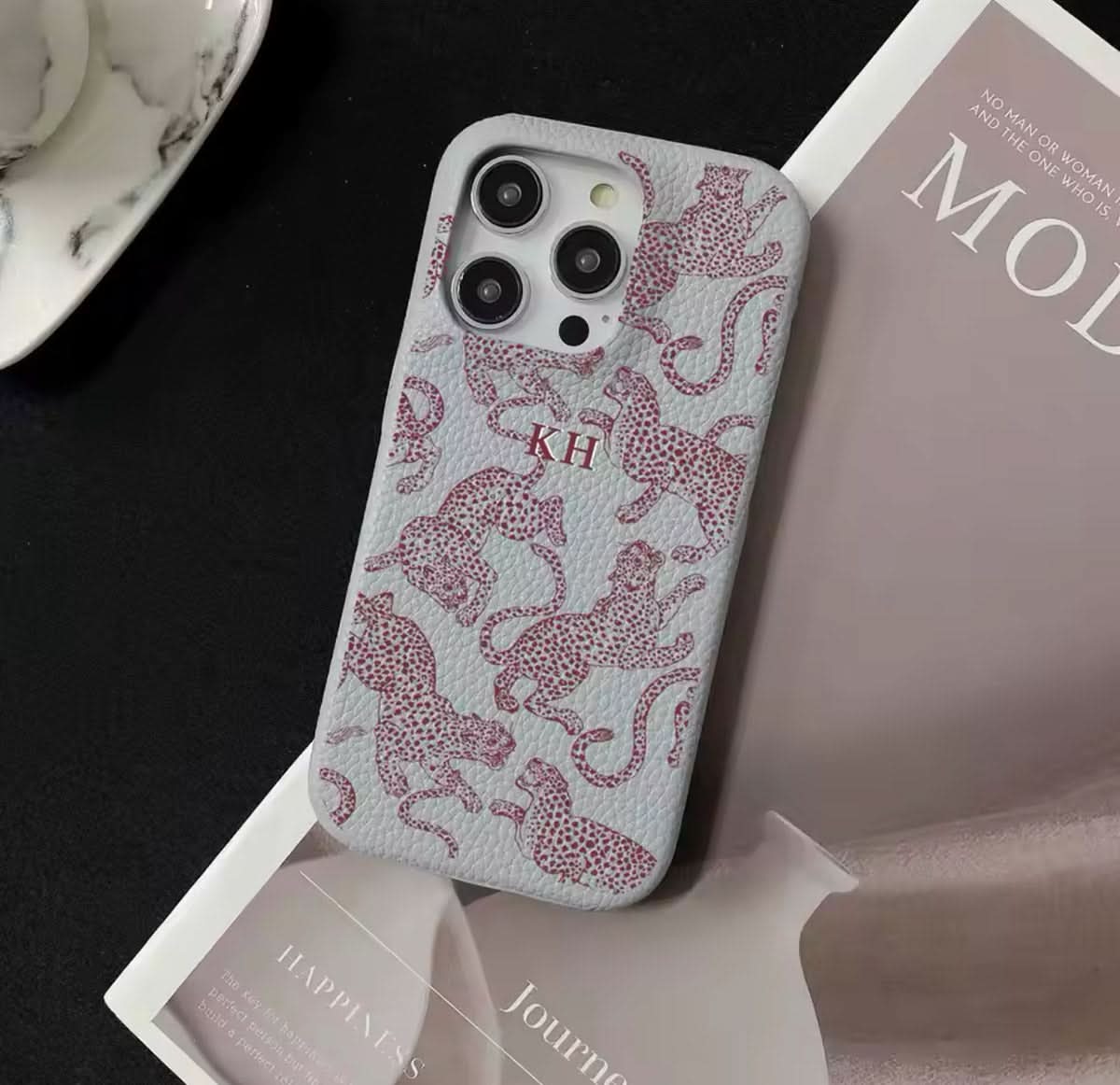 Funda para iPhone Abby de Maison Caviar, protección elegante en diseño compacto y resistente, vista frontal del case.