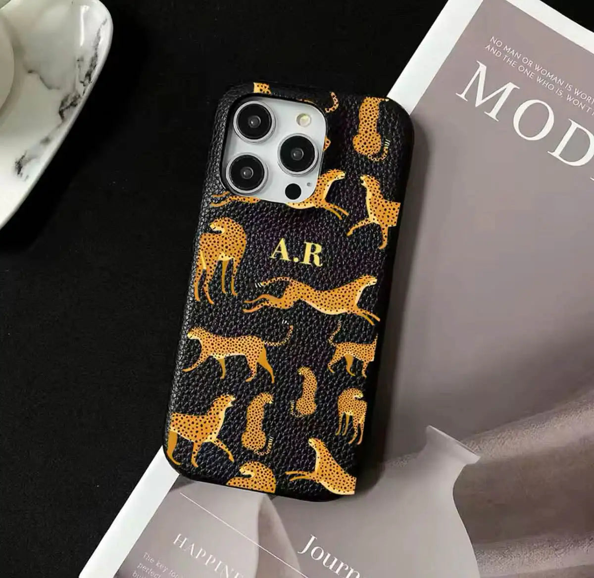 Funda para iPhone Amber de Maison Caviar, protección transparente y elegante con acabado en ámbar.