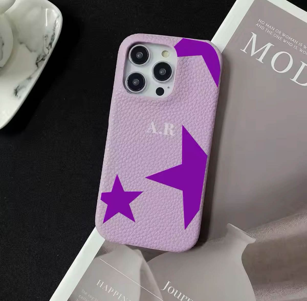 Funda para iPhone Liam de Maison Caviar, protección elegante en color negro con detalles de lujo.