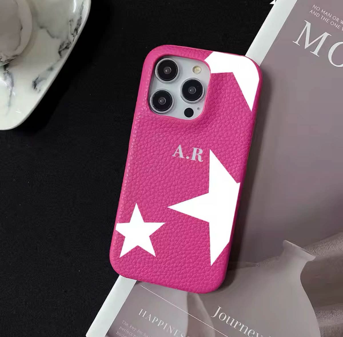 Funda para iPhone Liam de Maison Caviar, protección elegante en color negro con detalles de alta calidad.