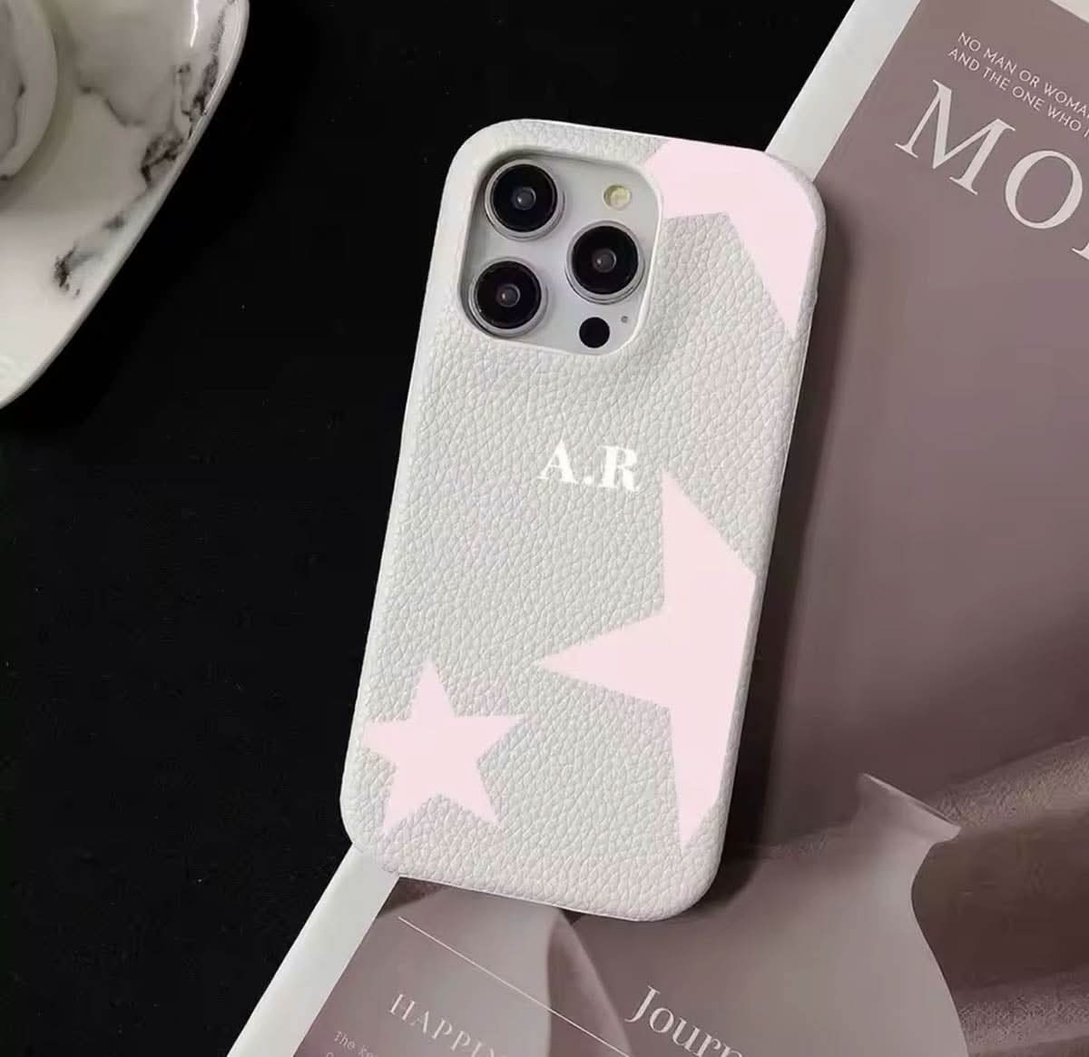 Funda para iPhone Liam de Maison Caviar, protección elegante en color neutro con acabado de alta calidad.