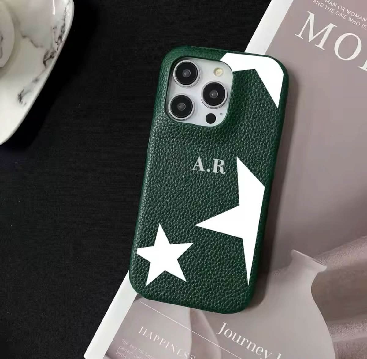 Funda para iPhone Liam de Maison Caviar, protección elegante en color negro con detalles en relieve, vista frontal sobre fondo neutro.