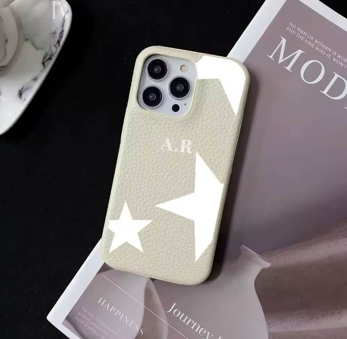 Funda para iPhone Liam de Maison Caviar, protección elegante en color negro con detalles de alta calidad.
