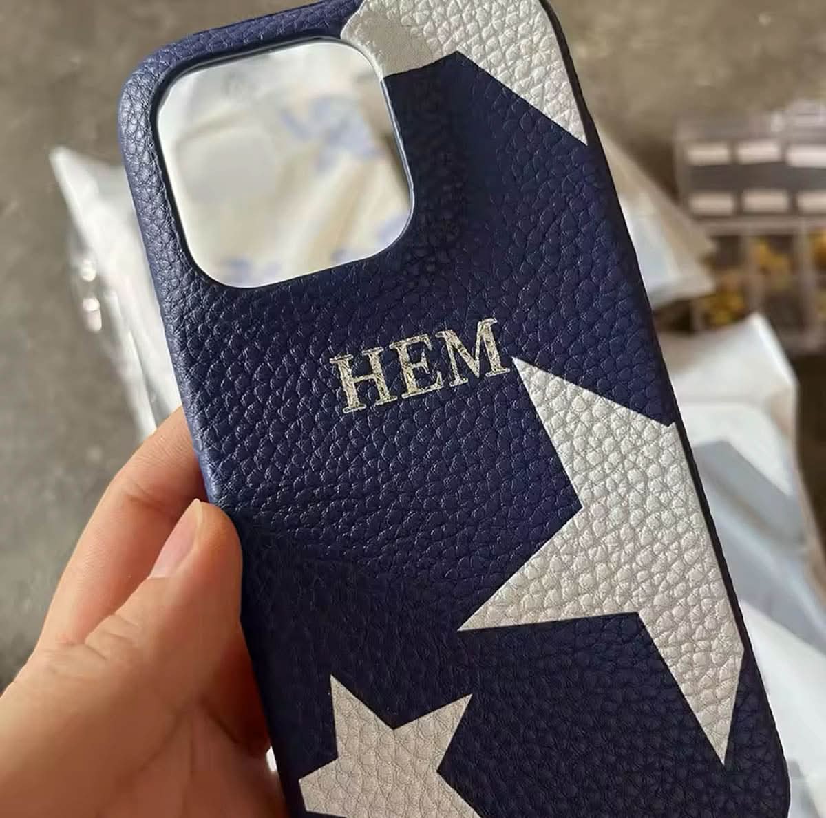 Funda para iPhone Liam de Maison Caviar, protección de alta calidad con diseño elegante y resistente para teléfono móvil.