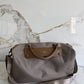 Bolso Salvatore de Maison Caviar en cuero negro con detalles dorados y asa superior, diseñado para elegancia y estilo.
