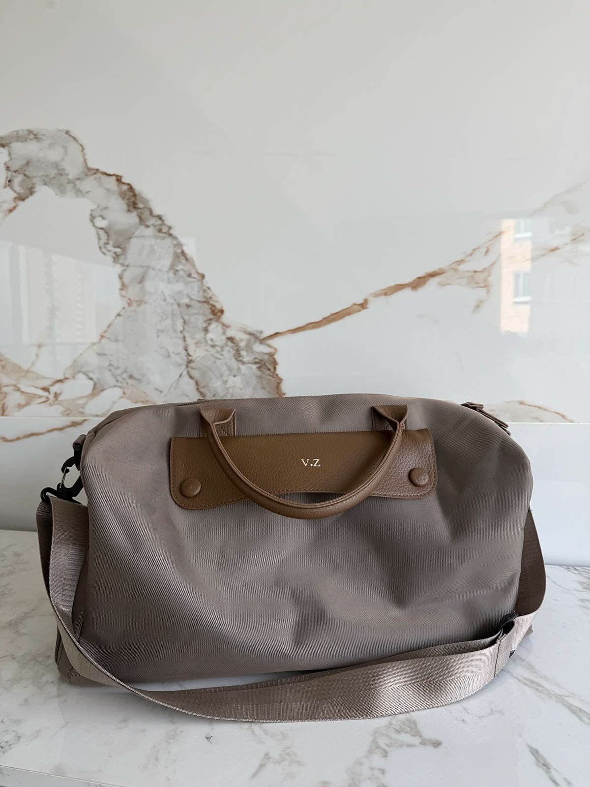 Bolso Salvatore de Maison Caviar en cuero negro con detalles dorados y asa superior, diseñado para elegancia y estilo.