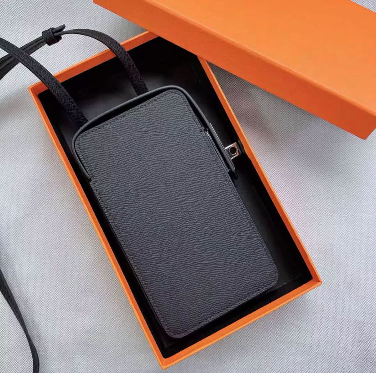 Funda para teléfono iPhone Maison Caviar Emily en color negro con diseño elegante y cierre de cadena metálica.