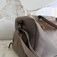 Bolso Salvatore de Maison Caviar en cuero negro con asas cortas y detalles elegantes, visible en la imagen.