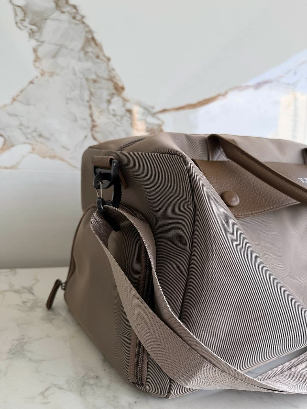 Bolso Salvatore de Maison Caviar en cuero negro con asas cortas y detalles elegantes, visible en la imagen.