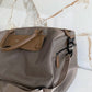 Bolso Salvatore de Maison Caviar, bolso de cuero con diseño elegante y detalles en tonos neutros, visible en la imagen.