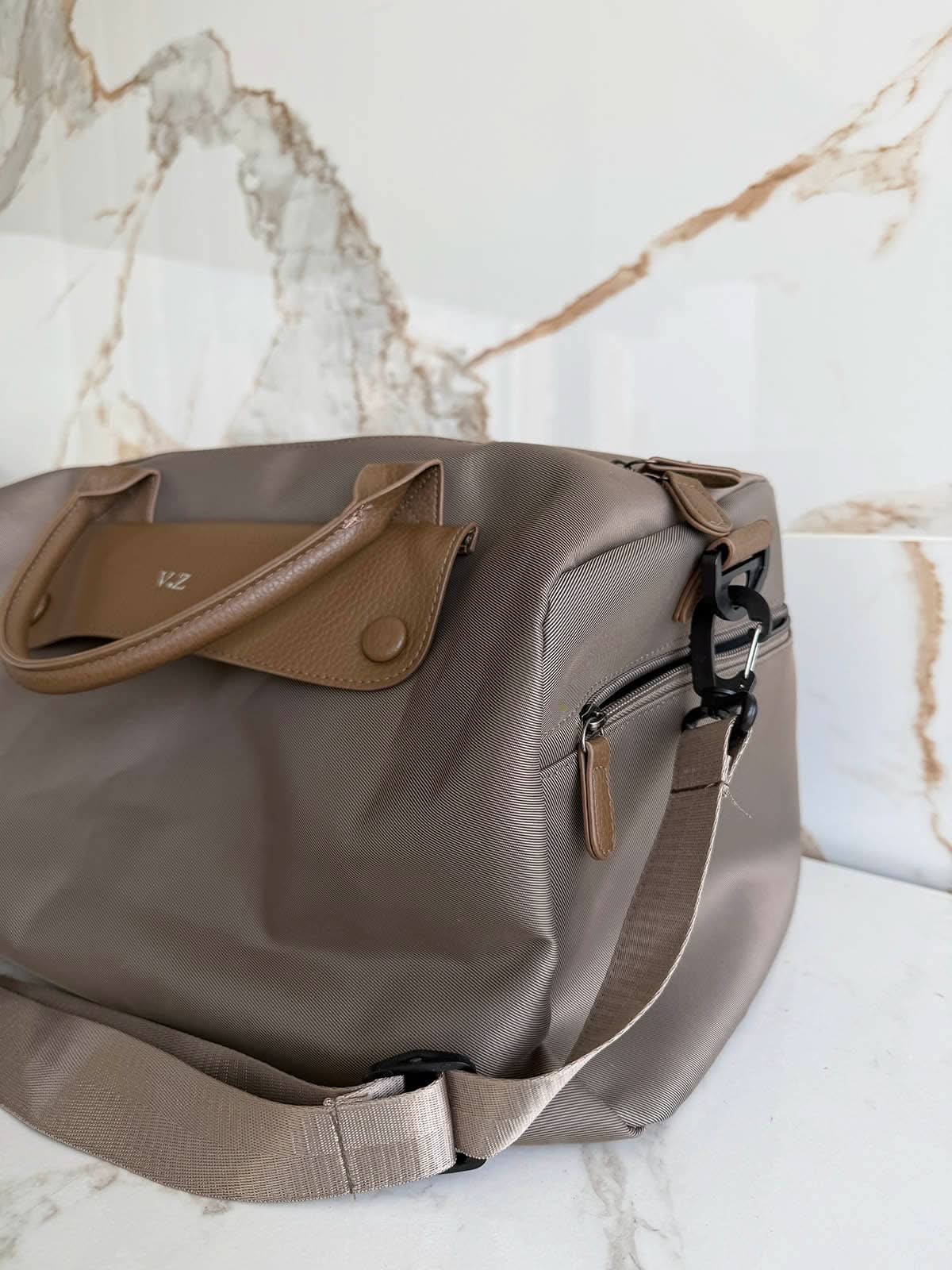 Bolso Salvatore de Maison Caviar, bolso de cuero con diseño elegante y detalles en tonos neutros, visible en la imagen.