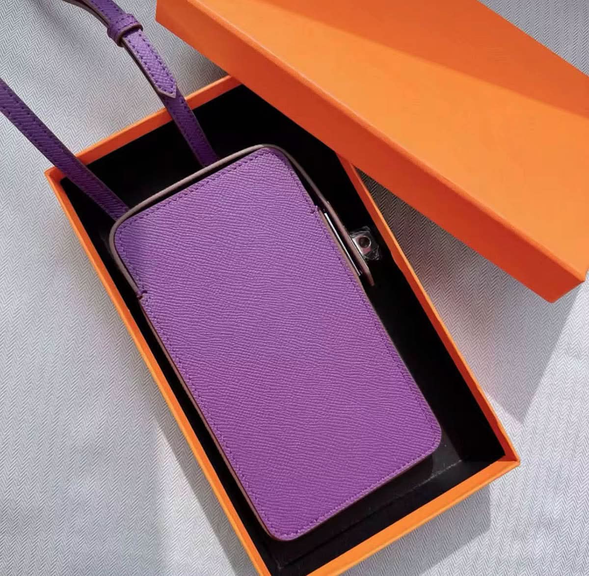 Funda para iPhone Maison Caviar Emily, funda protectora de teléfono elegante con diseño de bolso para iPhone.