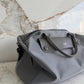 Bolso Salvatore de Maison Caviar, bolso de mano negro con detalles elegantes y asa superior en la imagen.