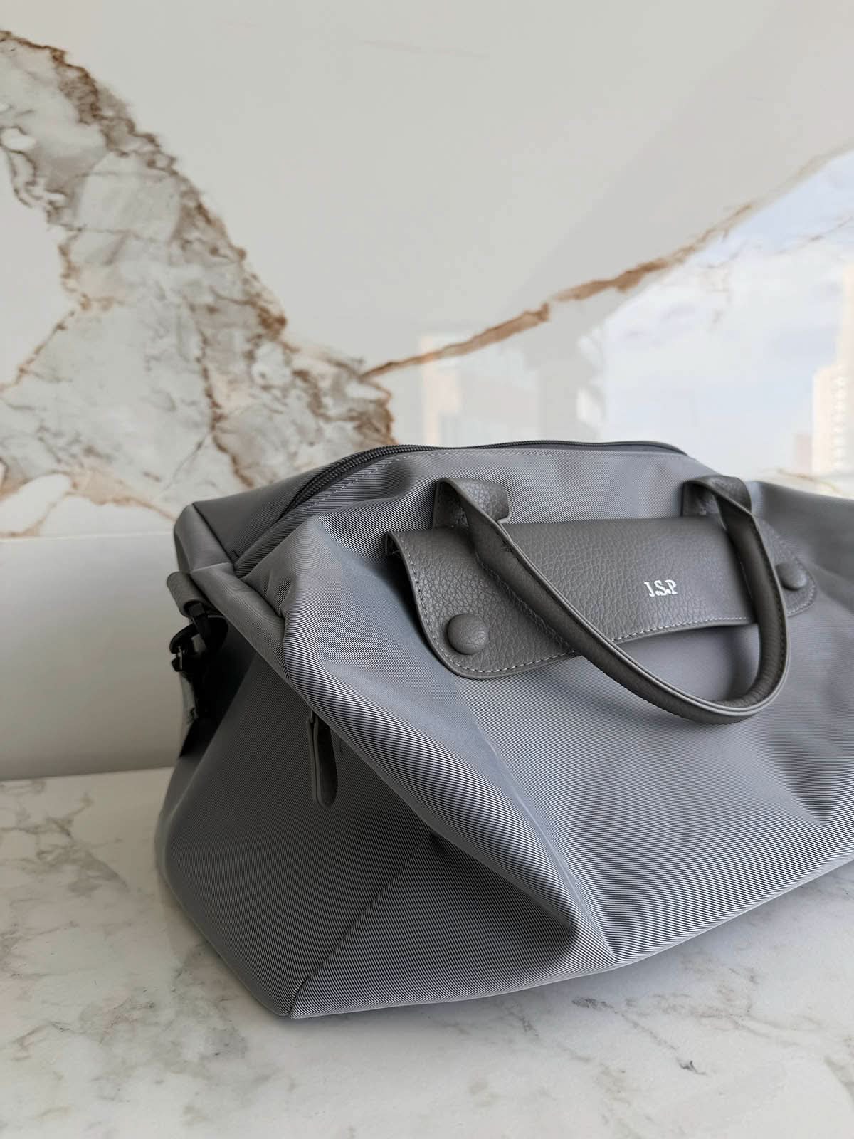 Bolso Salvatore de Maison Caviar, bolso de mano negro con detalles elegantes y asa superior en la imagen.
