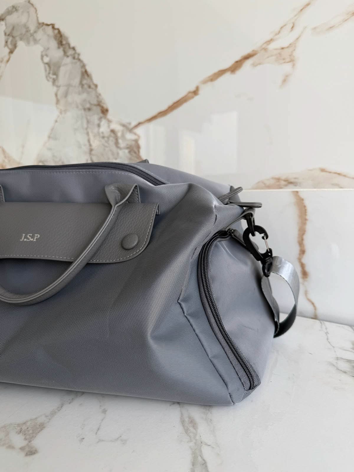 Bolso Salvatore de Maison Caviar, bolso de mujer en cuero con detalles elegantes, mostrado en la imagen.