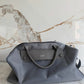 Bolso Salvatore de Maison Caviar, bolso de cuero negro con asa superior y detalles elegantes, en una vista frontal.