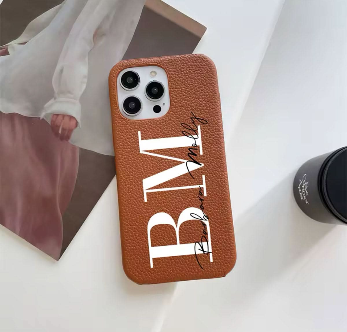 Funda para iPhone Alana de Maison Caviar en color negro, con diseño elegante y protección para el teléfono móvil.