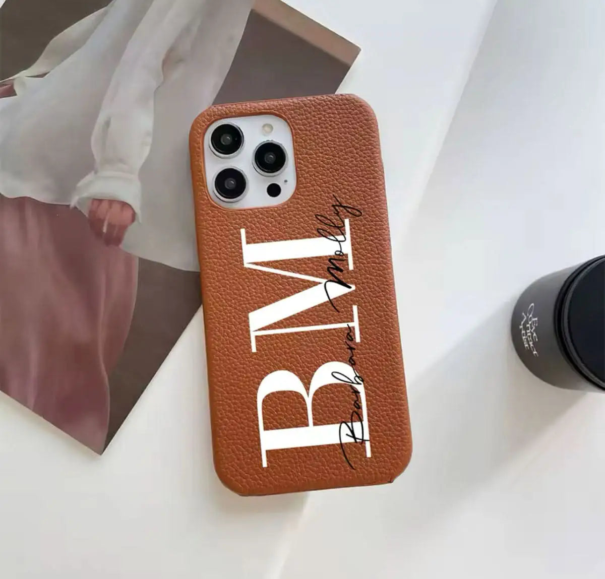 Funda para iPhone Alana de Maison Caviar en color negro, con diseño elegante y protección para el teléfono móvil.