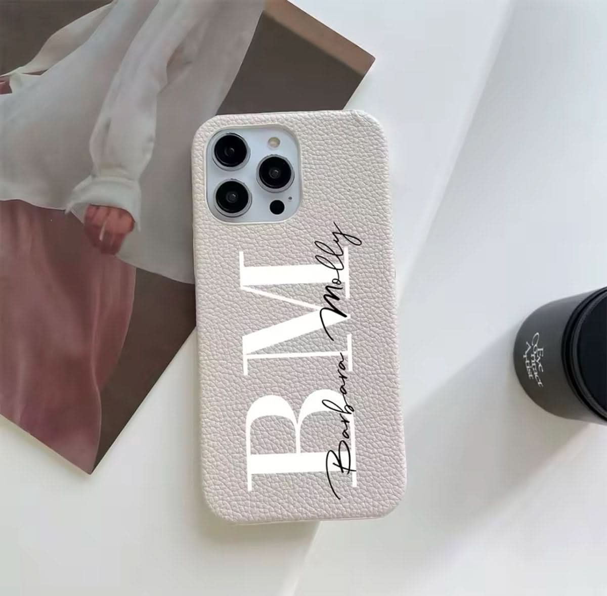 Funda para iPhone Alana de Maison Caviar, protección elegante en cuero con detalles decorativos, vista frontal del producto.