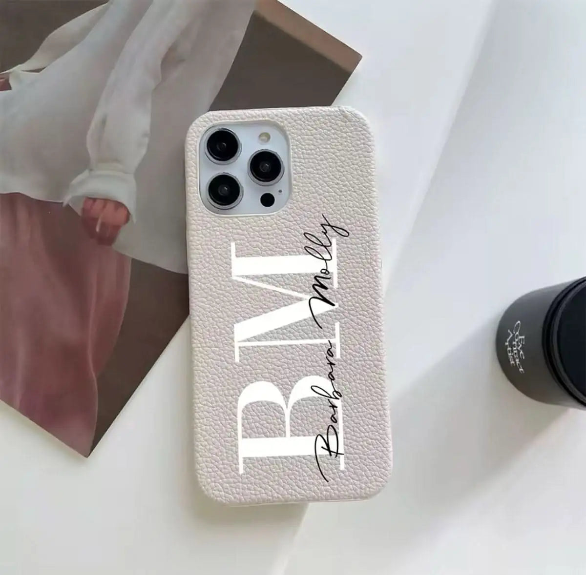 Funda para iPhone Alana de Maison Caviar, protección elegante en cuero con detalles decorativos, vista frontal del producto.