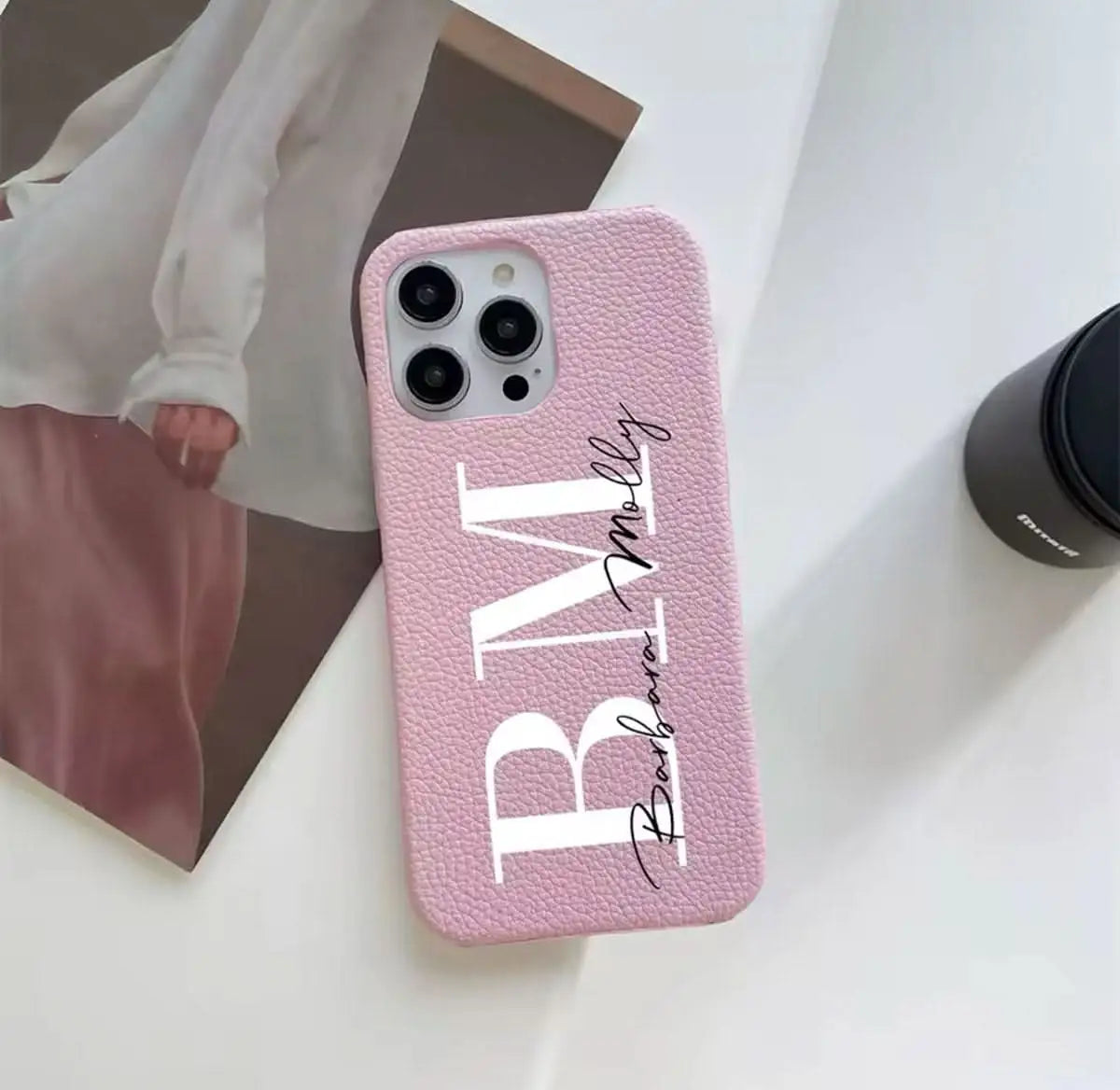 Funda para iPhone Alana de Maison Caviar, protección elegante en cuero con detalles en relieve y acabado de alta calidad.