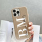 Funda para iPhone Alana de Maison Caviar, protección y estilo, con diseño elegante y detalles en la parte trasera del teléfono.