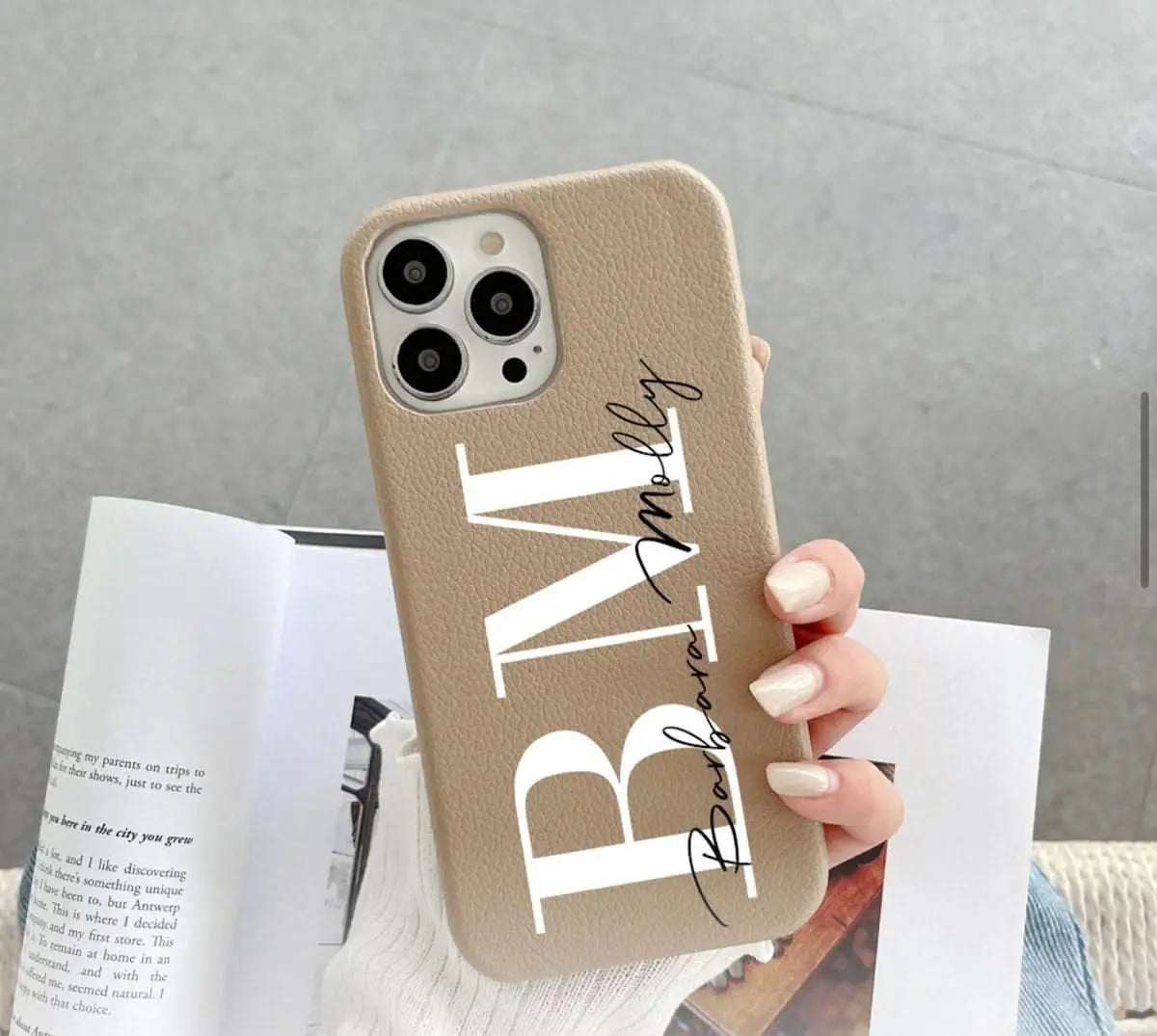 Funda para iPhone Alana de Maison Caviar, protección y estilo, con diseño elegante y detalles en la parte trasera del teléfono.