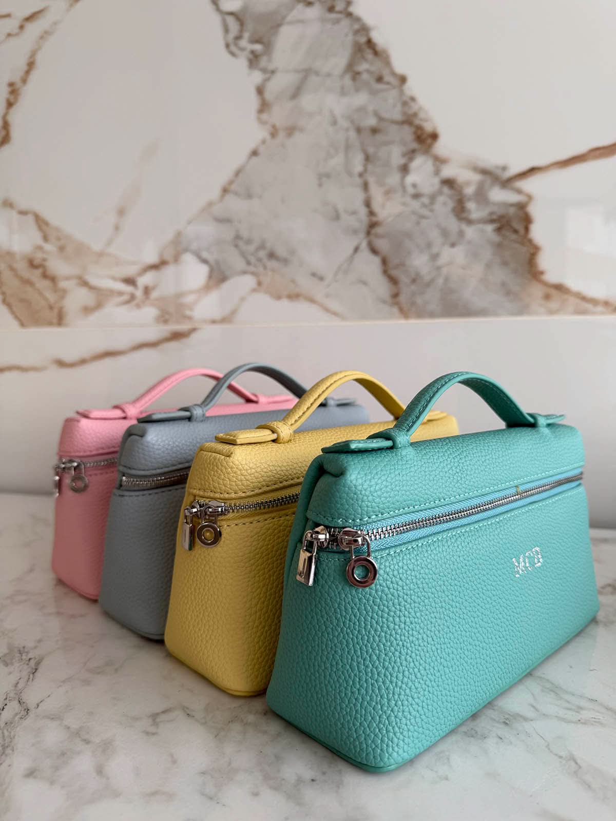 Bolso Giulia de Maison Caviar, bolso de mano elegante en cuero con detalles dorados y asa superior.