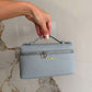 Bolso Giulia de Maison Caviar, bolso de bolsos con diseño elegante y detalles en cuero en color neutro, en vista lateral.