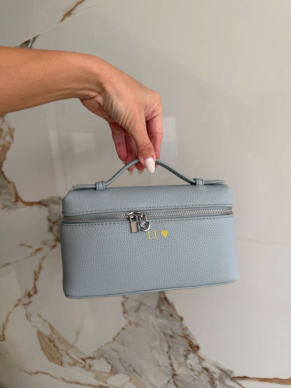 Bolso Giulia de Maison Caviar, bolso de bolsos con diseño elegante y detalles en cuero en color neutro, en vista lateral.