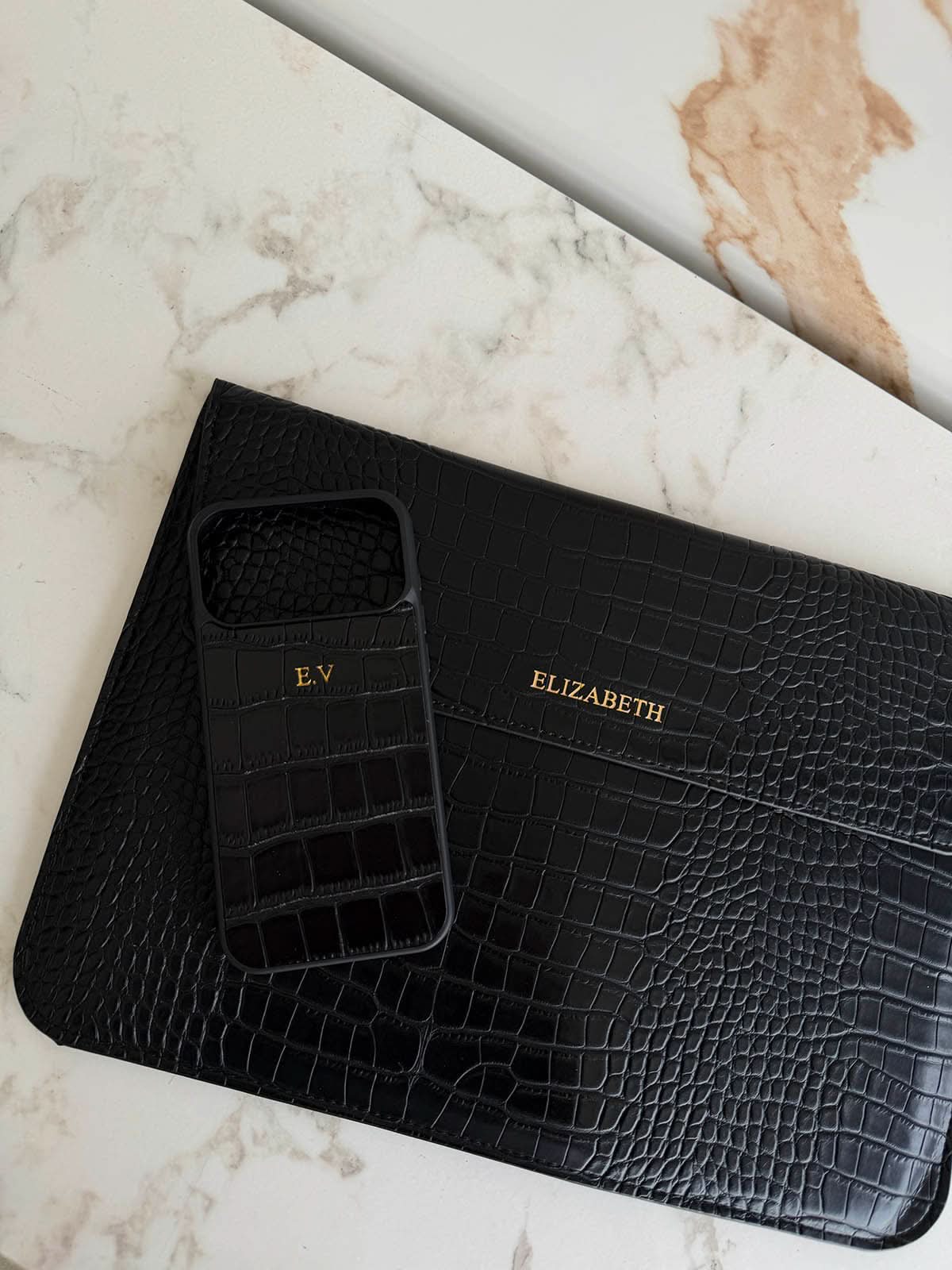 Funda para MacBook Maison Caviar Nobu, protección de piel elegante en color negro con detalles de alta calidad para MacBook.