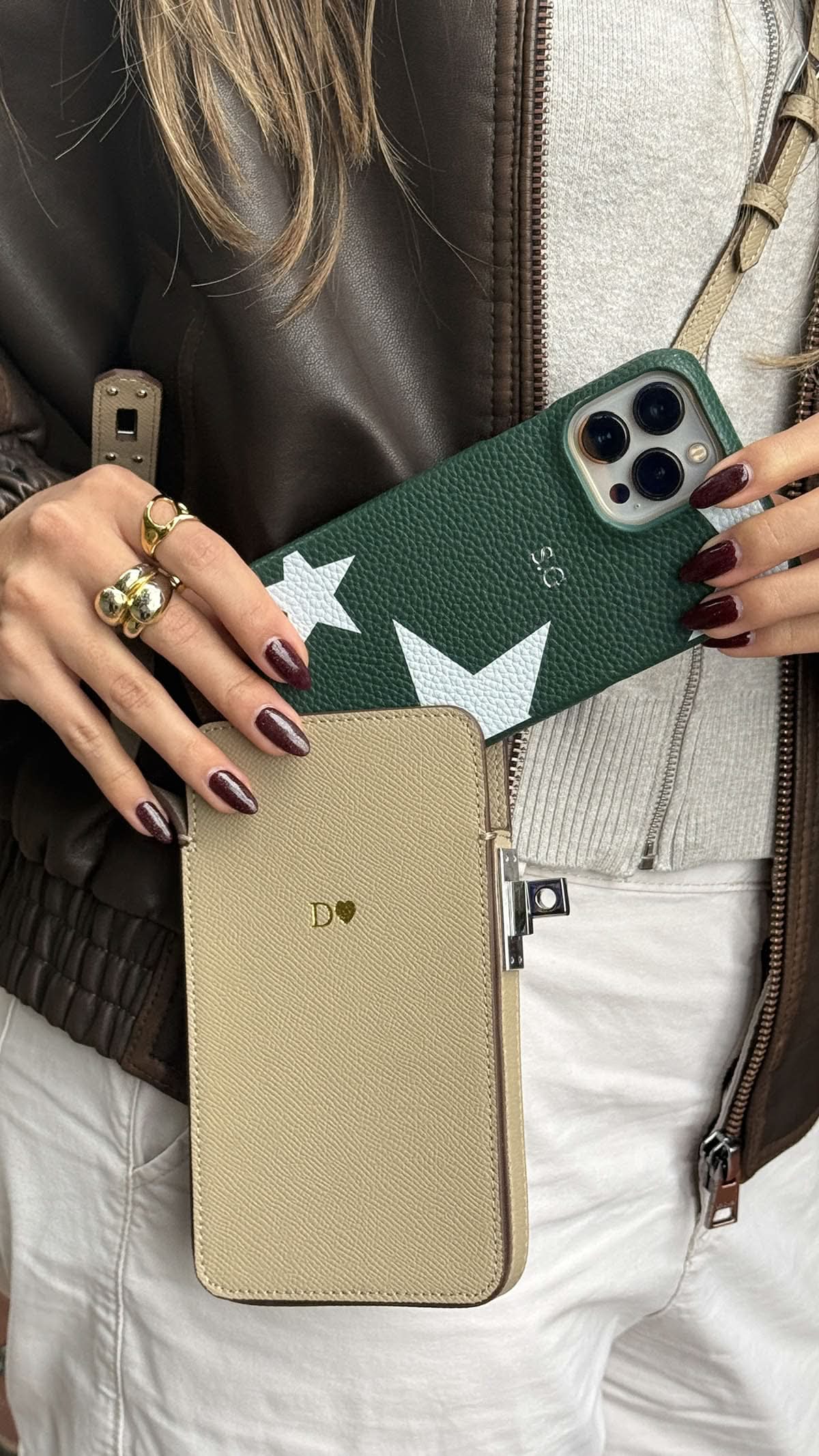 Funda para iPhone Liam de Maison Caviar, protección elegante en color negro con detalles de alta calidad.