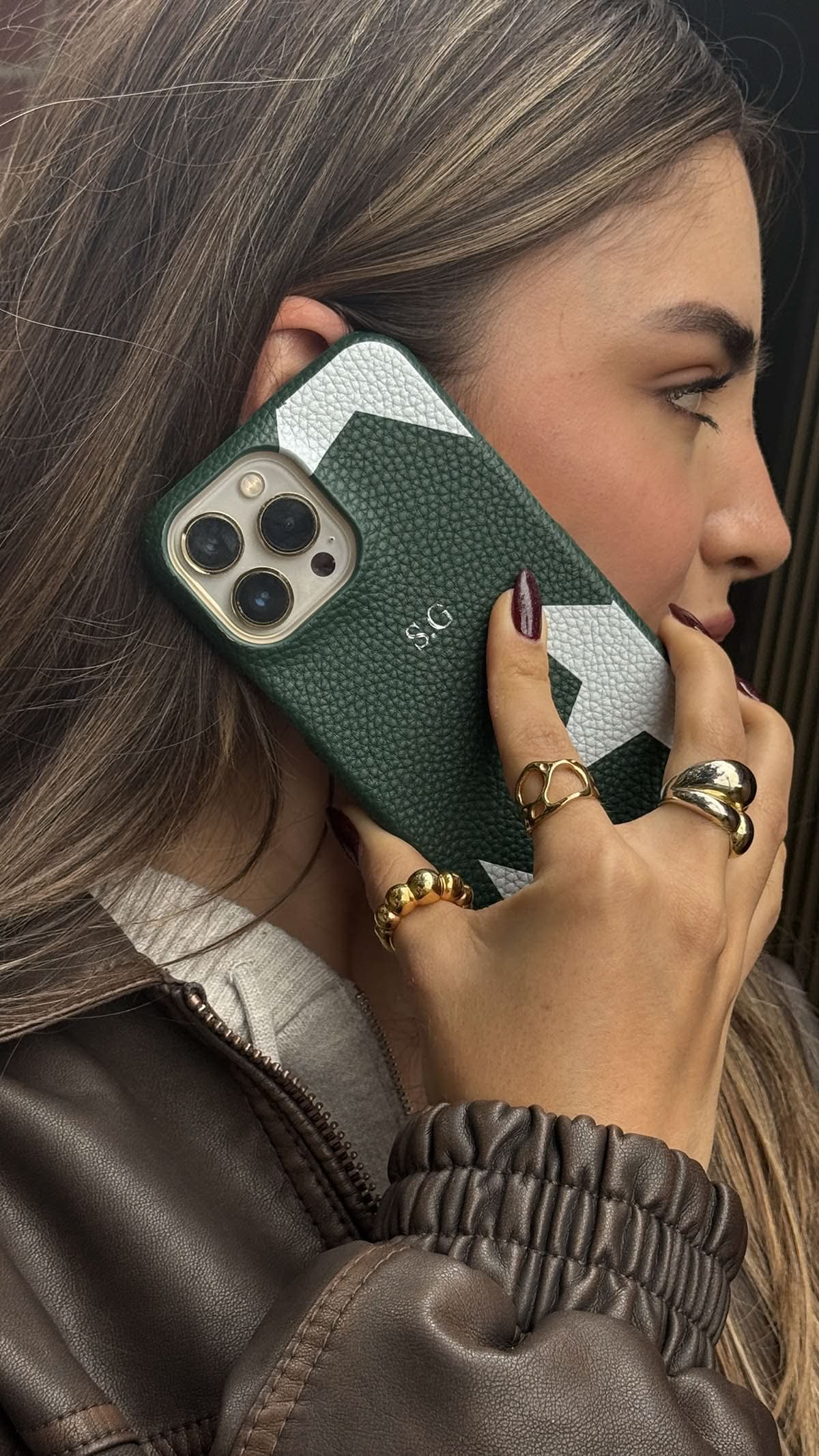 Funda para iPhone Maison Caviar Liam, protectora y elegante, con diseño de alta calidad, visible en la imagen.